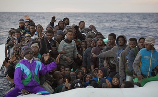 Des migrants sur un bateau en Méditerranée. (Illustration)