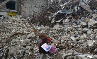 Une proche d'une des victimes sur le site du Rana Plaza, le 24 avril 2013
