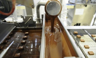 Une fontaine de chocolat dans l'usine Monbana à Ernée (Mayenne), le 27 mars 2015