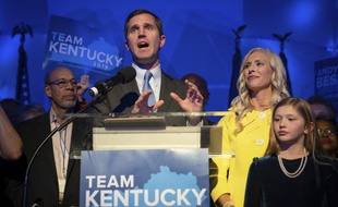 Dans la course au poste de gouverneur de l'Etat conservateur du Kentucky, le démocrate Andy Beshear revendique la victoire.