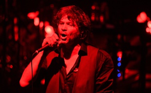 Bertrand Cantat lors d'un concert à La Rochelle, le 1er mars 2018.
