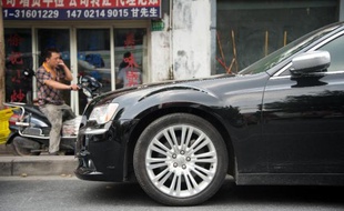 Une voiture Chrysler garée dans une rue de Shanghai le 6 août 2014. Chrysler, comme Audi et au total plus de 1.000 entreprises seraient impliquées dans des enquêtes antimonopoles en Chine