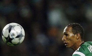 Le Sporting Portugal bat le Chakhtior Donetsk 1-0 lors de la 4e soirée de la Ligue des Champions. Sur cette photo, le joueur du Sporting, Liedson Muniz à la lutte...