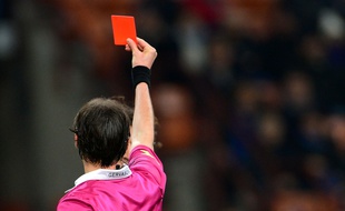 Un arbitre de football donne un carton rouge (illustration).