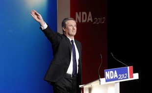 Le candidat souverainiste à l'élection présidentielle, Nicolas Dupont-Aignan, a promis une "France libre" pendant son son premier meeting de campagne dimanche à Paris, avec la sortie de l'euro et le protectionnisme national en tête de ses priorités.