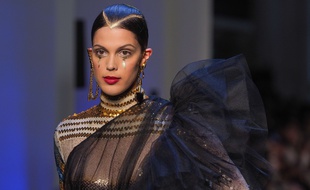 Iris Mittenaere défile pour Jean-Paul Gaultier, le 5 juillet 2017.