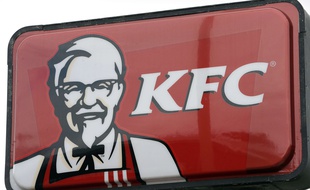 Enseigne de la chaîne de restauration rapide américaine, KFC.