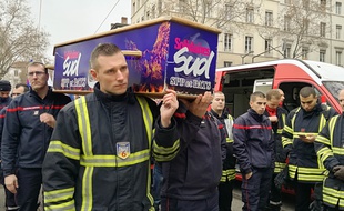 Lyon, le 8 janvier 2018. Les pompiers ont manifesté pour dénoncer les agressions dont ils sont victimes lors de leurs interventions dans certains quartiers sensibles.