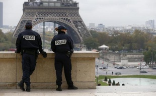 Des policiers patrouillent au Trocadéro le 18 novembre 2013