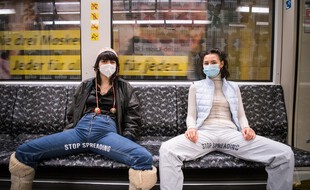 Elena Buscaino et Mina Bonakdar veulent lutter contre le manspreading dans le métro berlinois.
