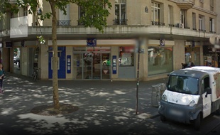 Un homme muni d'une fausse kalachnikov a tenté de braquer le LCL de l'avenue Ledru-Rollin à Paris (11e), mardi matin.