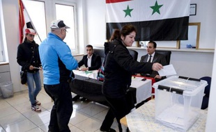 Des Syriens votent pour l'élection présidentielle syrienne, le 28 mai 2014 à Stockholm