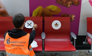 Préparatifs de distanciation sociale à la gare Saint-Lazare avant le déconfinement, le 9 mai 2020.