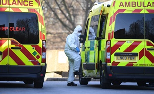 Des ambulances devant l'hôpital St Thomas à Londres, le 24 mars 2020.