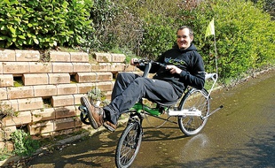 Pour Philippe, le vélo couché est " plus confortable et sûr " qu'un vélo classique.