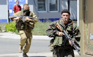 Des séparatistes pro-russes lors de l'assaut des forces loyalistes de Kiev, le 21 juillet 2014, à Donetsk, en Ukraine.