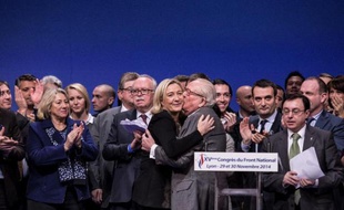 Marine Le Pen qui vient d'être réélue présidente du FN est embrassée par son père Jean-Marie Le Pen, le 30 novembre 2014 à l'issue du congrès du parti, à Lyon