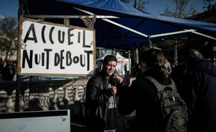 Un participant de Nuit Debout informe les passants, le 3 mai 2016 Place de la République à Paris