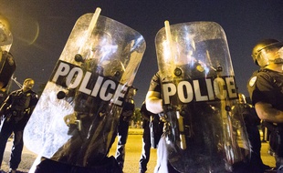La police de Baton Rouge en Louisiane face à des manifestants qui protestent contre la mort d'un jeune Noir abattu par la police , le 8 juillet 2016