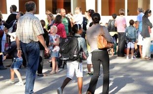 Une famille à la rentrée des classes le 3 septembre 2013