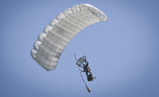 Un parachutiste de l'armée française. Illustration.