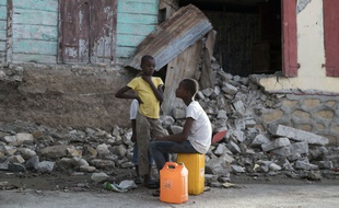 Des habitants d'Haïti à Gros-Morne, après le séisme de magnitude 5,9 qui a secoué l'île début octobre 2018.