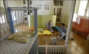 Trois petites filles de deux ans et demi accueillies dans une crèche de Cap d'Ail (Alpes-Maritimes) sont parvenues de manière "totalement inexplicable" à sortir seules de l'établissement, lundi, pour s'offrir une courte escapade en ville, a-t-on appris mercredi auprès de la mairie.