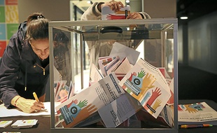 Plusieurs villes, dont Paris, ont mis en place des budgets participatifs où les citoyens peuvent proposer et voter pour des projets qui sont ensuite financés.