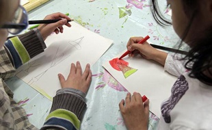 Dans le cadre des nouveaux rythmes scolaires, des enfants participent à des ateliers dans une école maternelle à Lille, en septembre 2013.