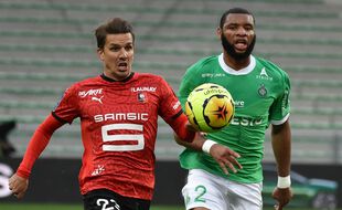 Ici à la poursuite d'Adrien Hunou, Harold Moukoudi a parfois été en danger contre le Stade Rennais samedi. JEAN-PHILIPPE KSIAZEK