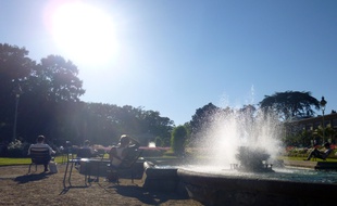 Illustration d'une journée de forte chaleur. Ici des habitants de Rennes cherchent la fraîcheur près d'une fontaine du parc du Thabor.