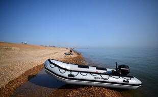 Un bateau pneumatique utilisé par des migrants dans la Manche en septembre 2020.