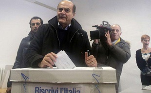 Le nouveau chef de file de la gauche italienne pour les législatives du printemps 2013, Pierluigi Bersani, lors de son vote pour le deuxième tour de la primaire du Parti démocrate, dimanche 2 décembre à Piacenza.