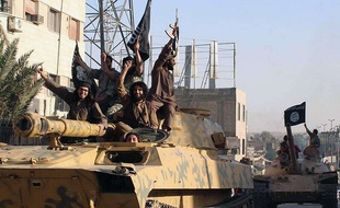 Raqqa (Syrie). Photo non datée de combattants de Daesh paradant dans les rues de Raqqa.