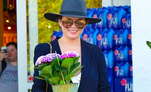 Le mannequin Chrissy Teigen dans les rues de Beverly Hills