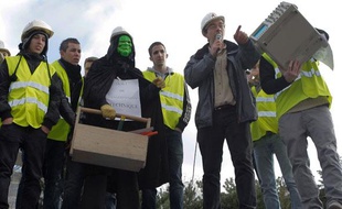 Devant le lycée La Martinière-Monplaisir, à Lyon, élèves et profs ont organisé une vente aux enchères symbolique de leurs outils pour dénoncer la réforme des filières technologiques. Le 13 décembre 2010.