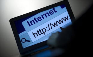 La régulation et la gestion d'internet devraient être confiées à un regroupement d'ingénieurs, de techniciens spécialisés, d'organisations non gouvernementales ou de groupes indépendants, selon un sondage international