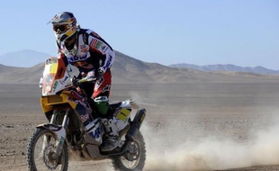 L'Espagnol Marc Coma (KTM) a pris les commandes du Dakar-2012, lundi, au terme d'une 8e étape qui a failli coûter la victoire finale à Cyril Despres (KTM), pris au piège d'un rio boueux en début de course et dont l'énorme retard à l'arrivée a finalement été réduit par la direction de course.