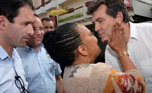 Christiane Taubira et Arnaud Montebourg claquent la bise, le 28 septembre 2013 à Vieux-Boucau (Landes).