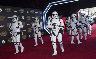 Storm Troopers lors de la première mondiale de Star Wars: Le réveil de la force. Hollywood, Californie le 14 décembre 2015.AFP PHOTO /VALERIE MACON