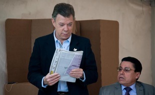 Le président Juan Manuel Santos s'apprête à voter le 9 mars 2014 à Bogota