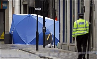 Scotland Yard a annoncé vendredi avoir découvert et neutralisé un engin explosif dans une voiture garée à Haymarket, près de Picadilly Circus, le quartier touristique de Londres, relançant les craintes terroristes à quelques jours du deuxième anniversaire des attentats du 7 juillet 2005.