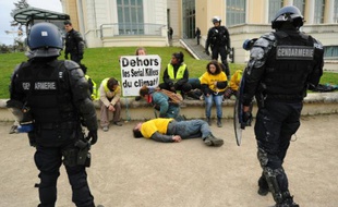 Des militants écologistes protestent en marge d'un congrès de l'industrie pétrolière, le 7 avril 2016 à Pau