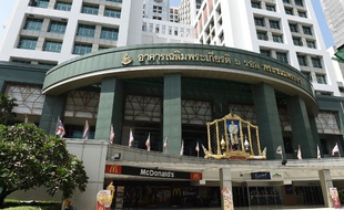 Une bombe de faible puissance a explosé lundi dans un hôpital militaire du centre de Bangkok, faisant plus de 20 blessés