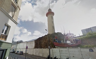 Le phare de Paris, situé rue Castagnary (XVe) a été démoli. Il survit sur Google Maps.