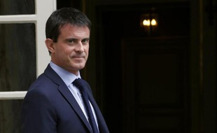 Le Premier ministre Manuel Valls devant l'hôtel Matignon, le 27 juin 2014 à Paris
