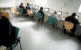 Vie quotidienne dans le centre Emmaüs d'hébergement et de stabilisation pour les personnes à la rue SDF. Convivialité et salle d'animation.