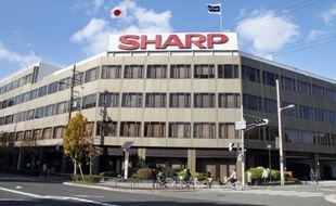 Le groupe d'électronique japonais Sharp a annoncé mardi la conclusion d'un accord prévoyant un apport de fonds de la part du groupe américain Qualcomm, adossé à un partenariat technique avec une filiale de ce dernier dans le domaine des écrans pour mobiles.