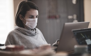 Les heures à rallonges se sont multipliées depuis le début de l'épidémie de coronavirus (illustration)