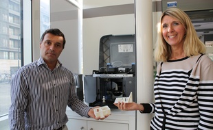 Thierry Martinet et Nathalie Talou Kolesnik, les deux conseillers numériques 3D de La Poste à Bordeaux-Mériadeck